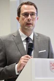 Dr. Alexander Petschulat